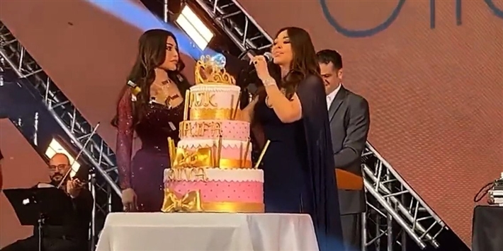 إليسا تفاجئ هيفاء وهبي في عيد ميلادها على مسرح- (فيديو)