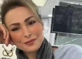 أمل حجازي تخلع الحجاب.. وتغني في فيديو يتصدر “الترند”