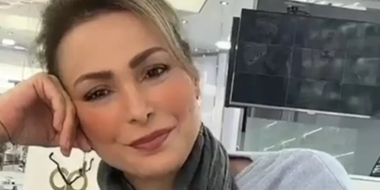 أمل حجازي تخلع الحجاب.. وتغني في فيديو يتصدر “الترند”