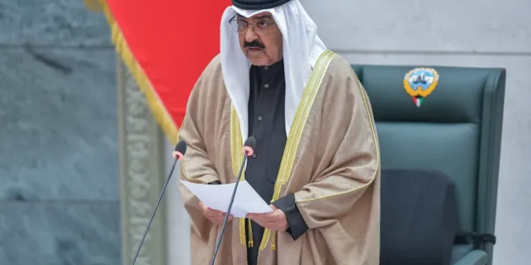 أمير الكويت يحل مجلس الأمة ويعطّل بعض مواد الدستور