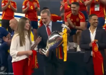 فيديو.. أميرة إسبانيا “تحرج” الملك وترفض حمل كأس أوروبا
