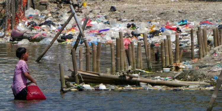 سيدة أعمال إندونيسية تعالج جبالاً من النفايات البلاستيكية في جاكرتا