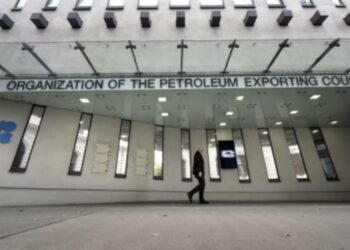 واشنطن تطالب منتجي النفط بمن فيهم أوبك بزيادة الإنتاج