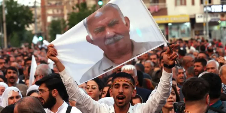 “بعد 27 عاماً من السجن: أوجلان ينزع سلاح العمال الكردستاني ضد تركيا