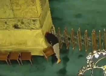 “فيديو يوثق” توقيف شخص حاول إشعال النار داخل آيا صوفيا