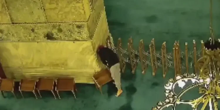 “فيديو يوثق” توقيف شخص حاول إشعال النار داخل آيا صوفيا