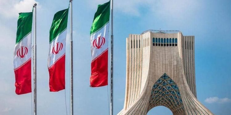 إيران تتحدى القوى الكبرى.. حسابات صعبة وسط الضغوط الدولية