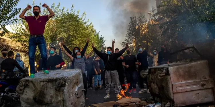 رسالة وداع غاضبة ضد نظام طهران.. فيديو لإيراني قبيل انتحاره