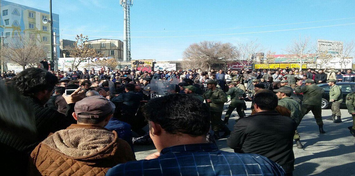 الثورة الخضراء تتحول لحمراء .. توسع الاحتجاجات في ايران والنظام يعلن حالة التأهب القصوى