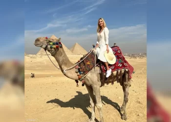 بالصور.. إيفانكا تتوارى خلف الأهرامات بعد عاصفة الوثائق
