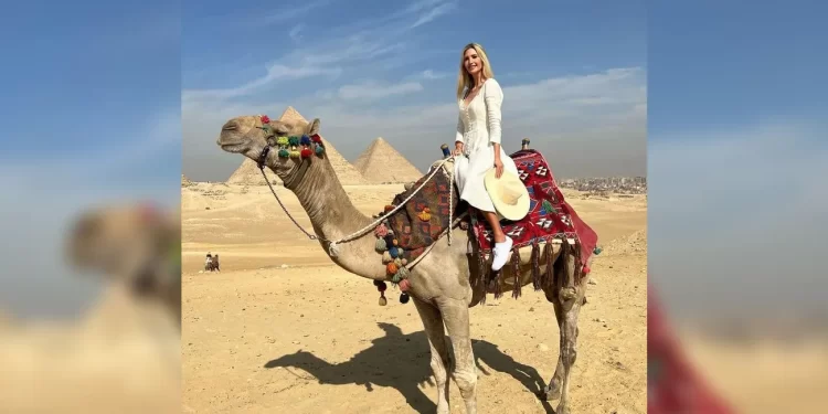 بالصور.. إيفانكا تتوارى خلف الأهرامات بعد عاصفة الوثائق