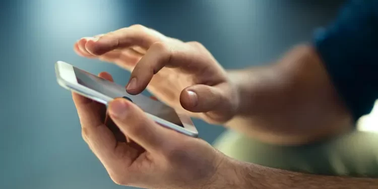 “اتكلم وآيفون يكتب”.. حيلة لتوفير الوقت ولا أسهل للمصريين
