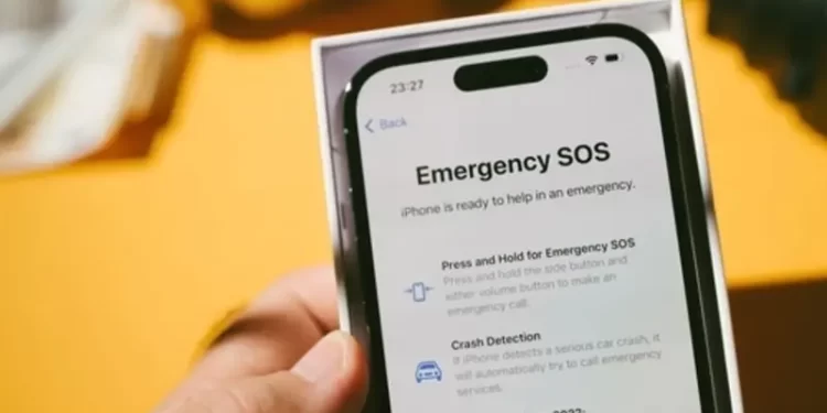 استغاثة عبر الأقمار.. طمأنة غريبة للأصدقاء من “آيفون”
