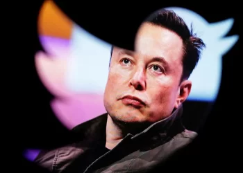 إيلون ماسك يحل مجلس إدارة تويتر.. ويصبح “المدير الوحيد”
