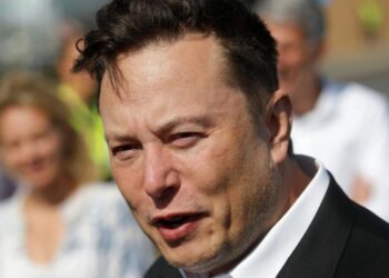 “إيلون ماسك” يتراجع عن تهديده بوقف العمل عبر ستارلينك