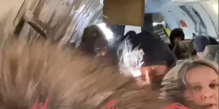 بالفيديو.. باب طائرة ينفتح فجأة وسط هلع الركاب في الجو