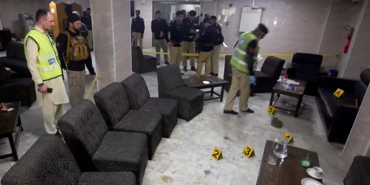 تنكر بزي محام.. وقتل نقيب المحامين الباكستانيين في المحكمة