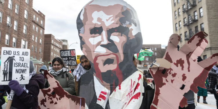 “هل يمكن للمحكمة الفيدرالية أن تجد بايدن متواطئاً في الإبادة الجماعية للفلسطينيين”؟