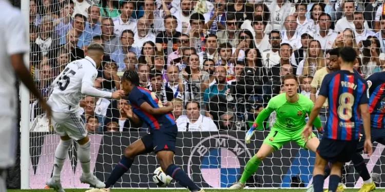 بسبب ريال مدريد وبرشلونة.. أندية إسبانيا تهدد بالإضراب