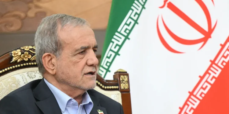 “إيران تمر بظروف حرجة” وبزشكيان يقر بضغوط الحرب