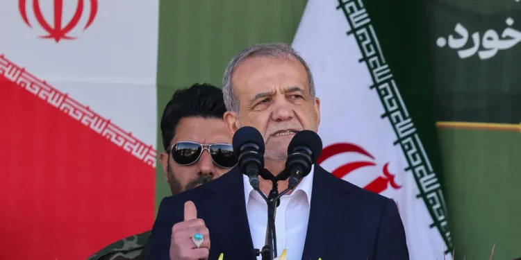 الرئيس الايراني يتحدث عن السلام ويهدد بالحرب في نفس الوقت