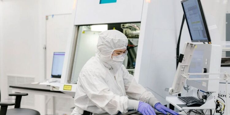 باحثون يقتربون من إنتاج بطاريات لشحن السيارات الكهربائية خلال دقائق