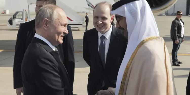 الرئيس بوتين يصل إلى أبوظبي في زيارة رسمية تشمل السعودية