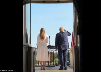 ترامب وميلانيا والقاذفة السوداء.. فيديو التحية يشعل “إكس”