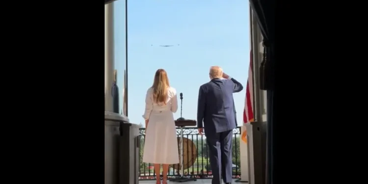 ترامب وميلانيا والقاذفة السوداء.. فيديو التحية يشعل “إكس”