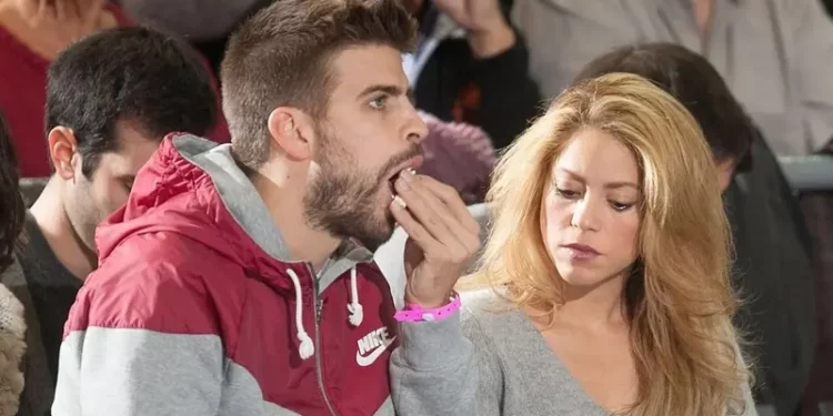 إجبار بيكيه على ارتداء “قميص شاكيرا” أمام الملايين