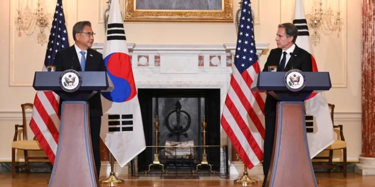 واشنطن تمدد حالة الطوارئ وتتعهد بمواصلة الضغط على “بيونغ يانغ” حتى يغير سلوكه