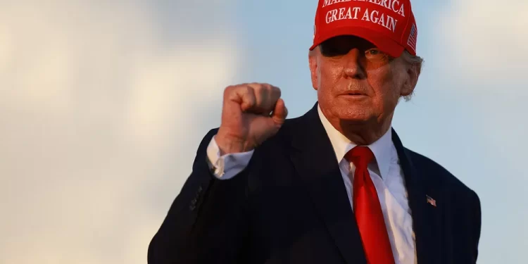 ترامب يدلي بصوته في الانتخابات.. ويتحدث عن “الإدارة المدمرة”