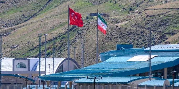 تركيا تحذر ايران بعد تصديها لصاروخ بالستي أطلق من إراضيها