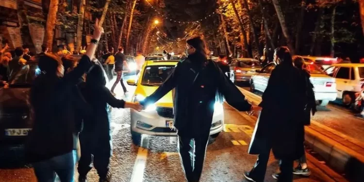 احتجاجات إيران تتصاعد.. والقضاء يصدر أكثر من 1000 حكم ضد المتظاهرين