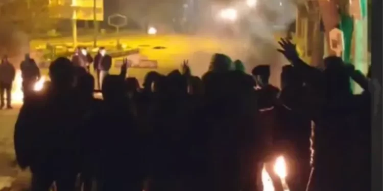 الأمن الإيراني يهاجم منازل المحتجين بأصفهان.. ومقتل عنصر من الباسيج