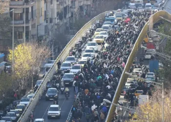 طهران تحذر من “زعزعة الاستقرار” وتبدي استعدادها لمحاورة المتظاهرين