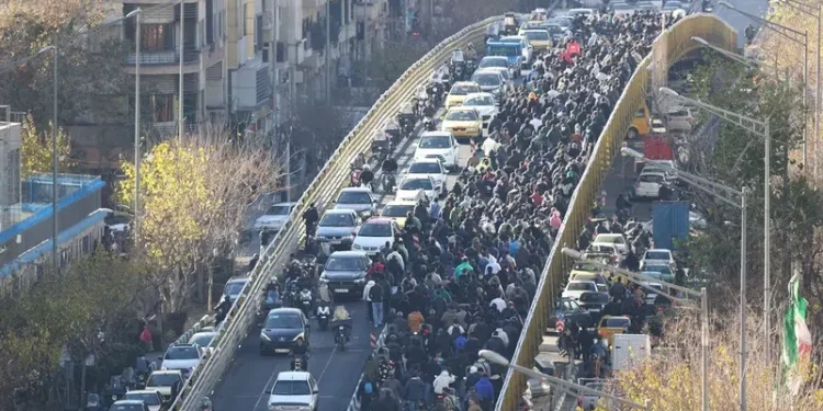 طهران تحذر من “زعزعة الاستقرار” وتبدي استعدادها لمحاورة المتظاهرين
