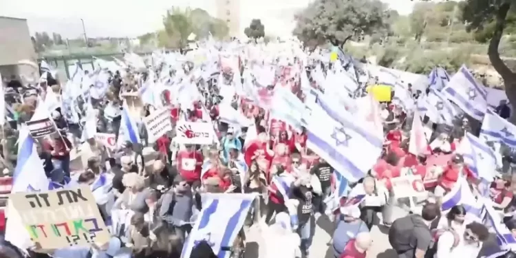 التظاهرات تحتدم مجدداً.. وحكومة نتنياهو تنجو من حجب الثقة