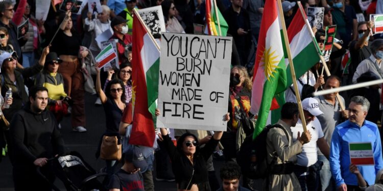 الآلاف يشاركون في مسيرة بواشنطن دعماً للاحتجاجات في إيران