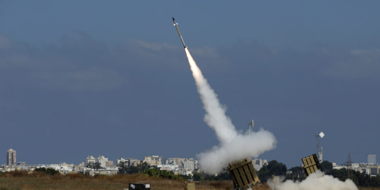 “فيديو” اسرائيل تميط اللثام عن الصواريخ العراقية التي أمطرها الجيش العراقي على تل ابيب