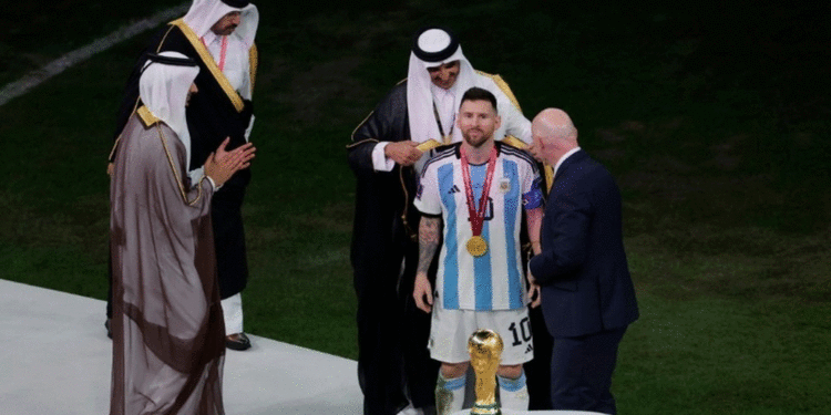 أمير قطر: بلادنا وفت بتعهدها بتنظيم كأس عالم “استثنائية”