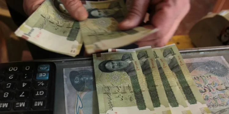 تراجع التومان الإيراني إلى أدنى مستوى بعد فرض العقوبات