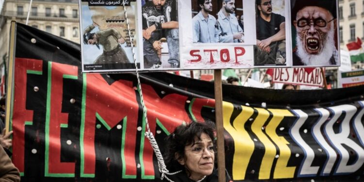 انتفاضة الحجاب مستمرة.. والباسيج يخطفون الأطفال!