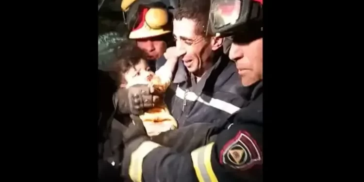 أجهش باكيا.. مشهد مؤثر لمنقذ جزائري ينتشل طفلا تركيا من الركام