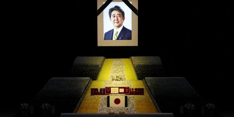بالورود وإطلاق القذائف.. اليابان تودع “شينزو آبي” في جنازة رسمية
