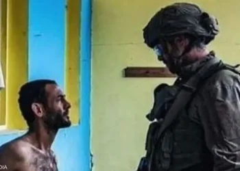 جيش إسرائيل يعلق على صورة “الجندي والمحتجز” ويكشف مصيرهما