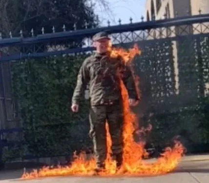 هذا ما قاله الجندي الأميركي قبل حرق نفسه أمام سفارة إسرائيل