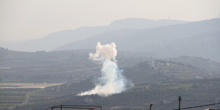 حزب الله يعلن استهداف موقعين إسرائيليين وتجدد القصف الإسرائيلي على جنوب لبنان