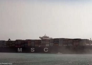 جنوح سفينة بقناة السويس.. والدفع بأربعة قاطرات للتعامل معها