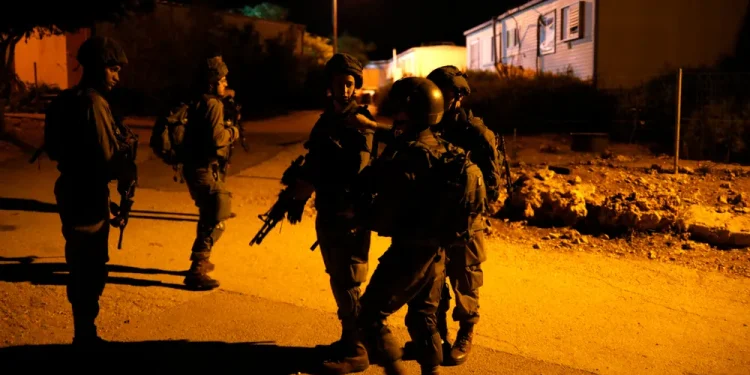 فيديو.. إسرائيل تعلن اعتقال “خلية إيرانية” جنوبي سوريا